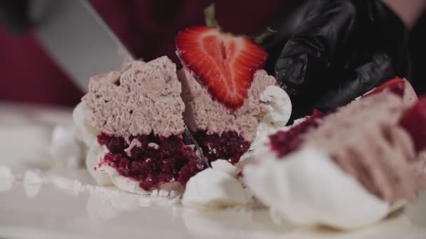 Primer plano del pastel de corte panadero con crema y fresa en cámara lenta — Vídeos de Stock