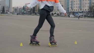 Paten kullanan kız. Sokakta paten sürme genç kadın.
