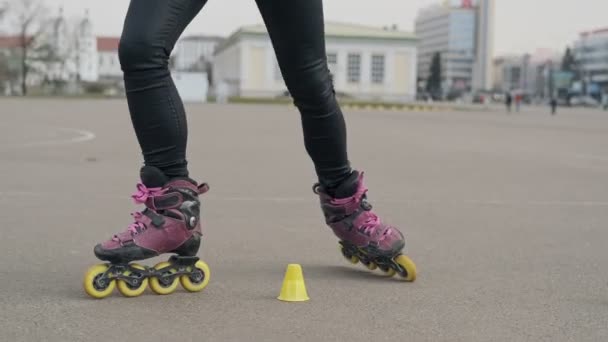 Aantrekkelijke vrouw rijden roller skating in straat. Close-up van benen — Stockvideo
