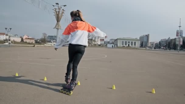 Mooi Meisje Rolschaatsen Skatepark Jonge Vrouw Gaat Rollerblading Meisje Rijden — Stockvideo