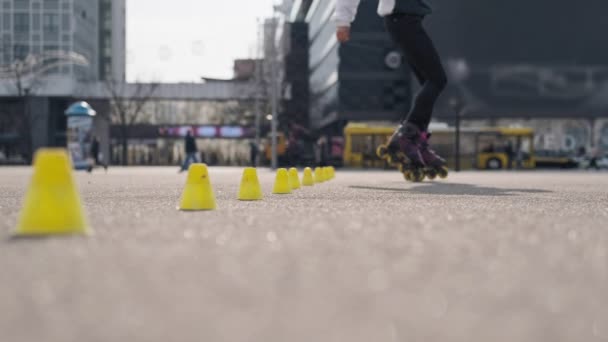 溜冰鞋上腿的特写 女孩在公园滑轮在乌德 夏季的户外活动 斯拉洛姆户外 — 图库视频影像