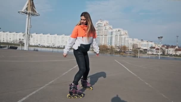 Jonge vrouw gaat rolschaatsen. Buitenactiviteiten in de zomer. Rolschaatsen — Stockvideo