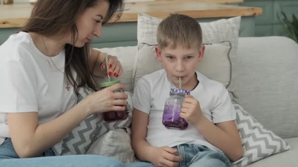 Madre Cariñosa Pasando Tiempo Con Hijo Mamá Hijo Beben Jugo — Vídeo de stock