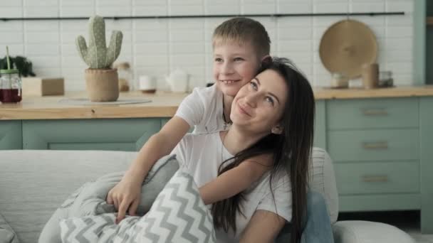 Família Feliz Passar Tempo Juntos Hora Dormir Brincando Abraçando Jovem — Vídeo de Stock