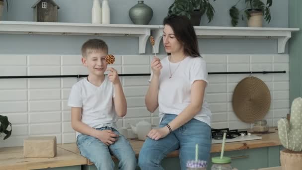 Гарненька Мама Син Їдять Цукерки Кухні Щаслива Мати Проводить Час — стокове відео