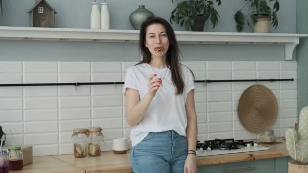 Jeune Femme Regardant Caméra Souriant Femme Assise Sur Table Cuisine — Video