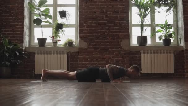 Hombre Practica Yoga Pose Estudio Con Pared Ladrillo Joven Haciendo — Vídeos de Stock