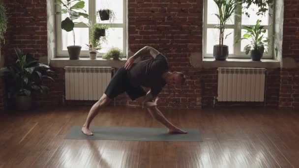 Primer Plano Joven Practica Yoga Pose Estudio Con Pared Ladrillo — Vídeos de Stock