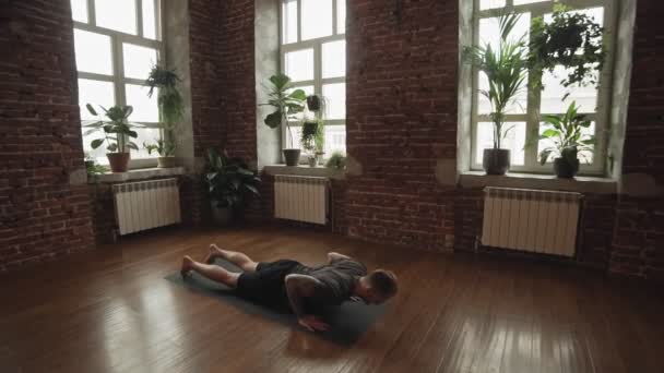 Fitness Sport Gezonde Lifestyle Concept Aantrekkelijke Man Maken Yoga Pose — Stockvideo