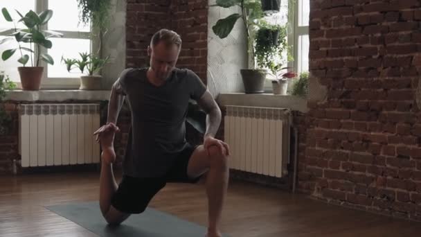 Joven Haciendo Una Asana Cámara Lenta Entrenamiento Maestro Yogui Alfombra — Vídeos de Stock