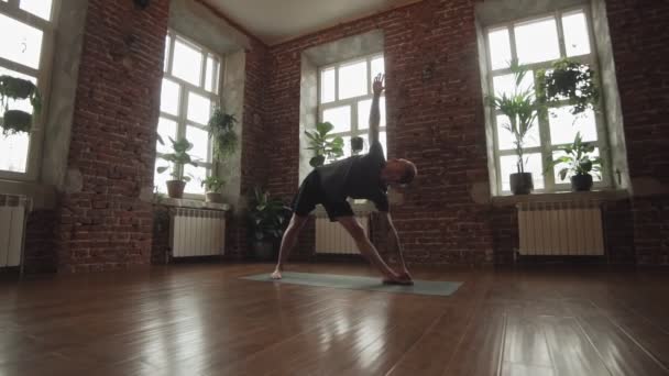 Jovem Fazer Asana Câmara Lenta Yogi Master Workout Tapete Preto — Vídeo de Stock