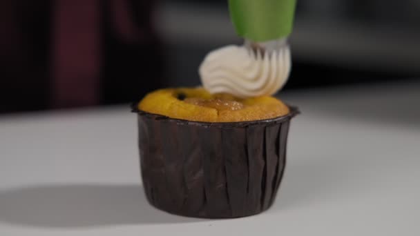 Decorare Cupcake Con Crema Utilizzando Sacchetto Cottura Pasticciere Fare Dolci — Video Stock