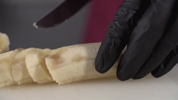 Baker Corta Banana Com Faca Para Muffins Passo Passo Vista — Vídeo de Stock