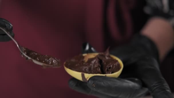 Banketbakker Maken Van Chocolade Close Weergave Van Handen Zwarte Handschoenen — Stockvideo