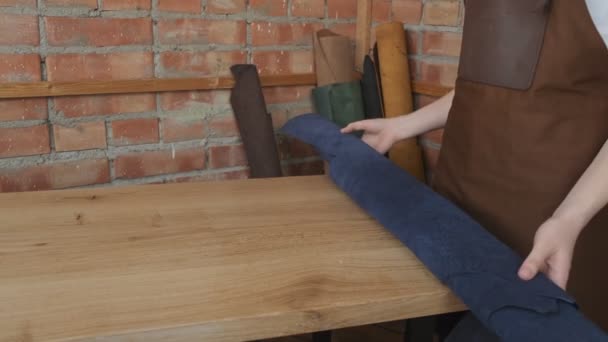 Trabajador Cuero Desenrolla Cuero Estudio Rollo Cuero Sobre Mesa Proceso — Vídeo de stock