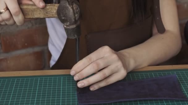 Artigiano Dei Buchi Primo Piano Pressatura Pelle Con Martello Fare — Video Stock