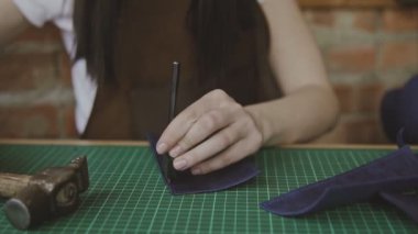 El yapımı ve dericilik kavramı. Yavaş hareket atölyesinde hakiki deri ile çalışan profesyonel kadın Tanner