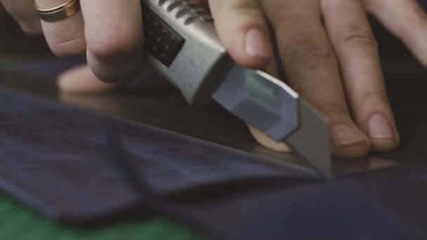 皮革大师切割皮肤 制作皮革钱包手工制作的过程 手工和皮革制品概念 — 图库视频影像