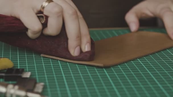 专业女性工匠手抛光手工制作的皮革钱包在慢动作 制造皮革钱包的过程 手工和皮革制品概念 — 图库视频影像
