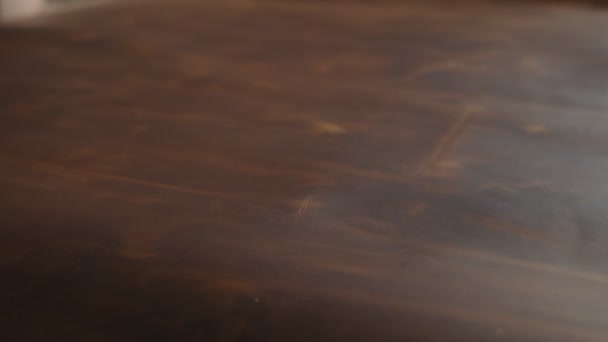 Artigiano Toccando Grande Pezzo Pelle Sul Tavolo Rallentatore Primo Piano — Video Stock