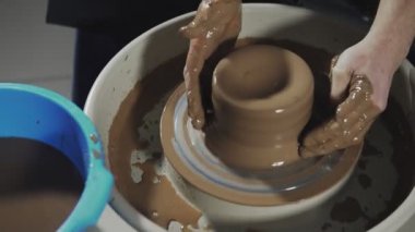 Ellerin üst görünümü kil ile çalışır. Potter şekiller çömlekçi tekerlek üzerinde kil ürün