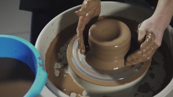Top zicht op handen werken met klei. Potter shapes Clay product op Potters wiel — Stockvideo
