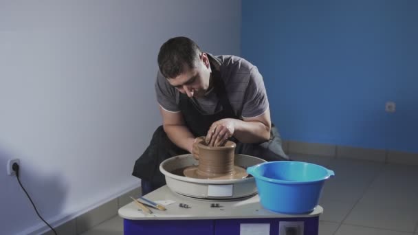 L'uomo crea delicatamente brocca di argilla. Potter crea prodotto sulla ruota dei vasai . — Video Stock