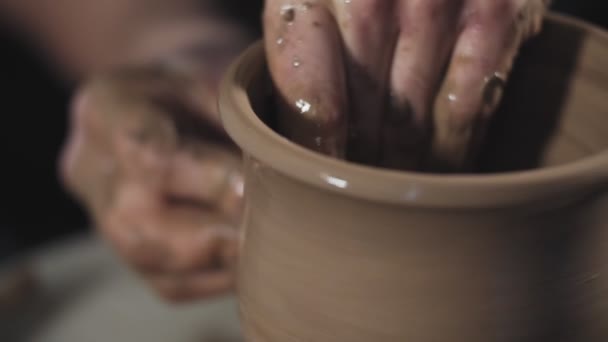 Las manos crean suavemente la forma correcta hecha a mano de arcilla. Potter crea producto — Vídeo de stock