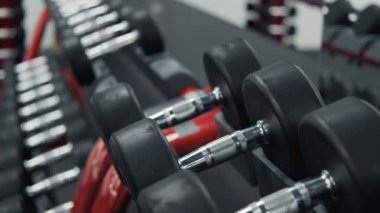 Adamın yakın çekim salonunda halter alır. Halter sırasının kapatılması