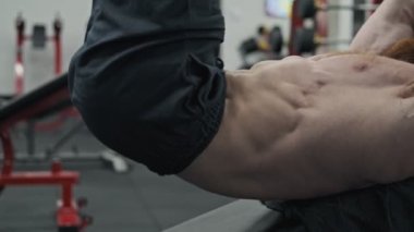 Atletik adam abs egzersiz yapıyor. Vücut geliştirmeci fitness modeli. Model iç çamaşırı seksi