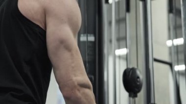 Vücut kütlesi için kablo makinesi kullanarak Erkek eğitim silah triceps kasları.