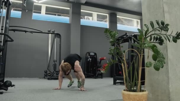 Gimnasta masculino caminando en las manos en el gimnasio. Joven hombre musculoso fuerte caminando en las manos — Vídeo de stock