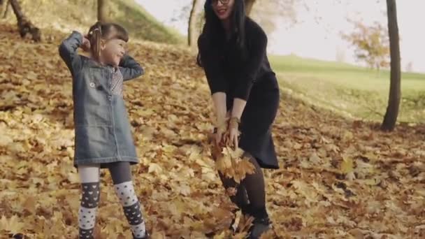 Boldog Anya Kislány Szórakozik Őszi Parkban Anya Játszik Lányával Lassítva — Stock videók