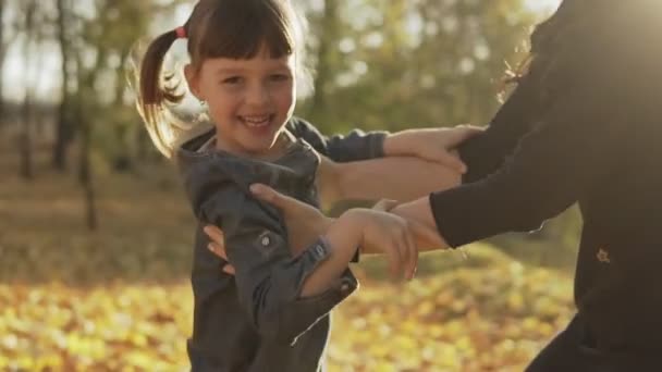 Familj Kul Utomhus Slow Motion Lyckligt Familjekoncept Mellanskott Dotter Och — Stockvideo