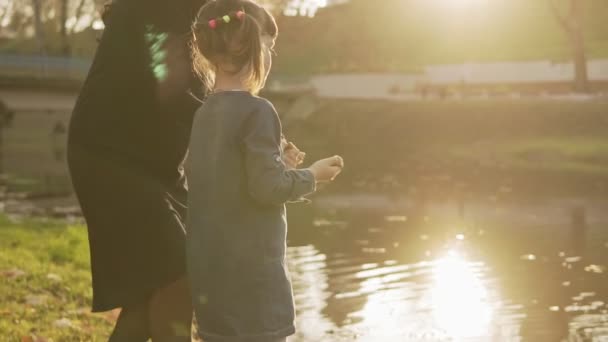 Ung Mor Och Liten Dotter Matar Ankor Höstparken Med Bröd — Stockvideo