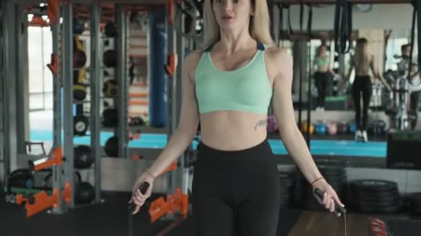 Mladá Samice Skákající Laně Krásná Blondýnka Skákání Skákacím Lanem Fitness — Stock video