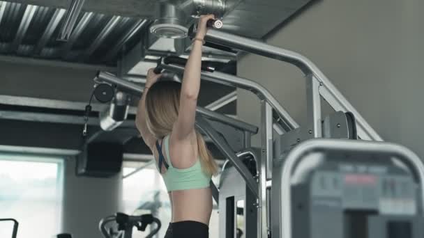 Blonde Vrouwelijke Trekken Ups Sportschool Sport Gezonde Levensstijl Fitness Meisje — Stockvideo