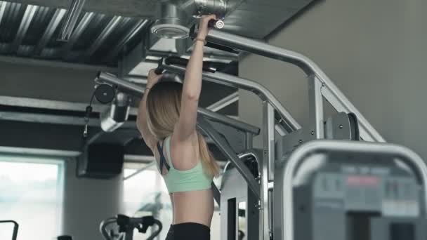 Femme Blonde Tirant Vers Haut Dans Gymnase Sport Mode Vie — Video