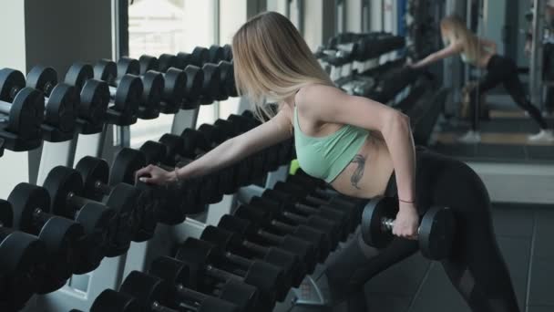 Jovem Mulher Bonita Fazendo Exercício Desportivo Com Halteres Centro Desportivo — Vídeo de Stock