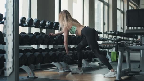 Hantel Med Kvinnlig Lyftkraft Gymmet Blond Kvinna Utövar Inomhus Gym — Stockvideo
