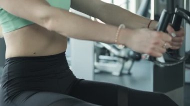 Yavaş çekimde spor salonunda egzersiz fitness kız yakın çekim. Spor salonunda çalışan güzel bir kadın. Kilo ile egzersiz yapan sarışın kadın Portresi.