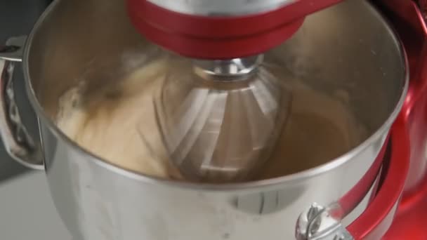 Close Weergave Van Werkende Rode Mixer Staande Aan Tafel Keuken — Stockvideo