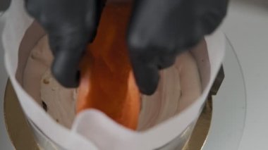 Adım adım. Fırıncı kremalı pasta pişiriyorum. Nasıl bir katman pasta inşa etmek. Yakın çekim.