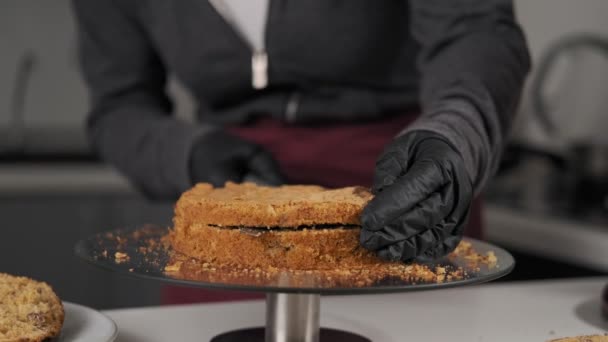 Női Cukrász Szeletelés Torta Álló Forgódobos Bar Chef Darabok Sütemények — Stock videók