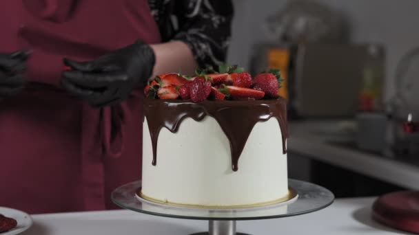 Banketbakker Baker Versieren Mooie Cream Cake Met Fruit Concept Van — Stockvideo