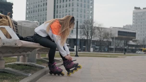 Pretty Girl Sitting Bench Putting Skates Background Street Summertime Woman — Stock Video