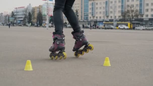 特写女骑在溜冰鞋和旋转在慢动作 年轻女子在溜冰鞋 — 图库视频影像