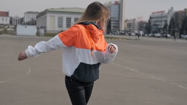 Menina Bonita Patins Parque Skate Jovem Mulher Montando Patins Rua — Vídeo de Stock