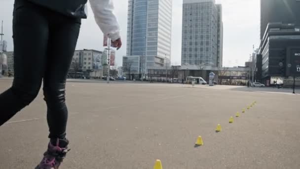 Jonge Stijlvolle Meisje Paardrijden Roller Skates Slow Motion Meisje Park — Stockvideo