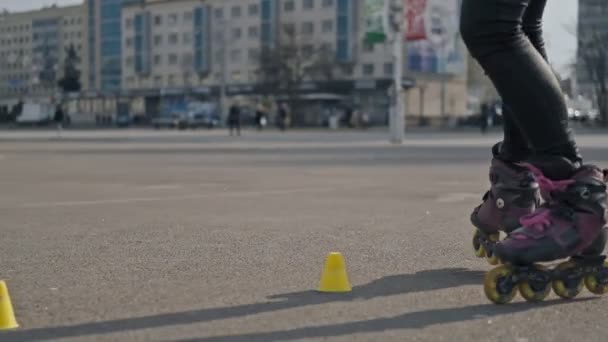 Bliska Młoda Kobieta Idzie Rollerblading Zajęcia Świeżym Powietrzu Lecie Kobieta — Wideo stockowe